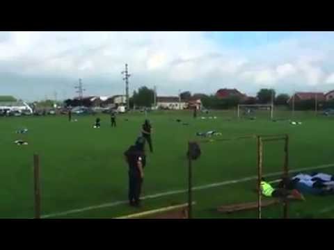 Jugador es detenido por la policía en pleno partido