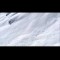 Esquiador hace backflip durante una avalancha